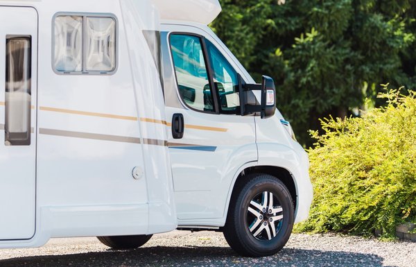 Le camping dispose-t-il d'installations pour les camping-cars et les caravanes ?