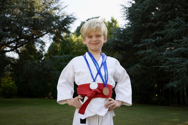 Comprendre la médaille chrisme : symbolique et importance